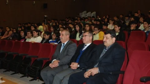 Didim'de Polis Gençleri Güvenli İnterneti Kullanma Konusunda Bilgilendirdi