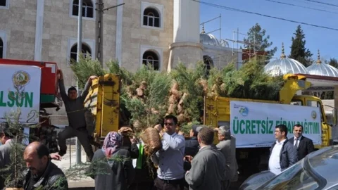Korkuteli'nde Vatandaşlara 2 Bin 500 Adet Fidan Dağıtıldı