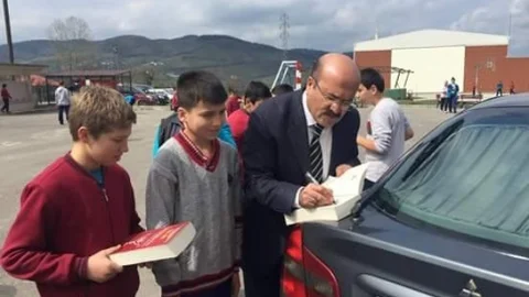 Milli Eğitim Müdürü Demir Öğrencileri Ödüllendirdi