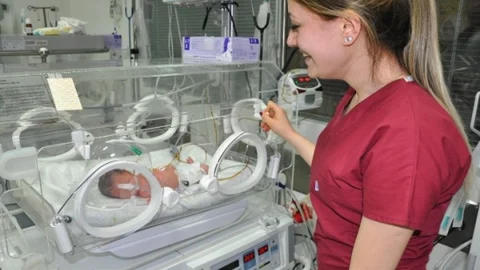 Tekerlekli Sandalyeye Mahkum Kadın Bebek Sahibi Oldu