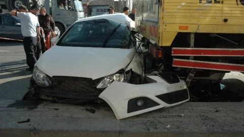 Ankara'da İki Otomobil Kamyona Çarptı 2