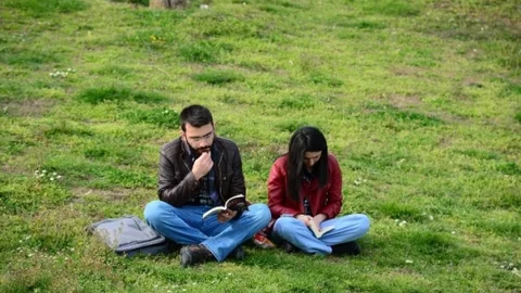 Öğrencilerden Kitap Okuma Ve Toplama Etkinliği