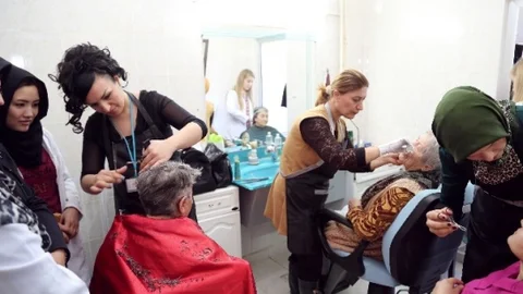 Kursiyerlerden Yaşlılara Saç Ve Cilt Bakımı