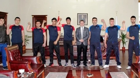 Erciş'te Bilek Güreşi Takımından Kaymakam Yaşar'a Ziyaret