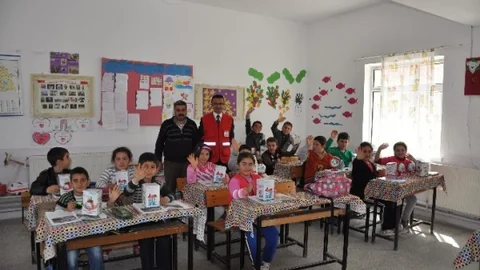 Kızılay Tarafından Öğrencilere Giysi Kitap Ve Kumbara Dağıtıldı