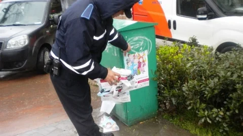 Zabıta Ekipleri Yasak Afişleri Toplamaya Devam Ediyor