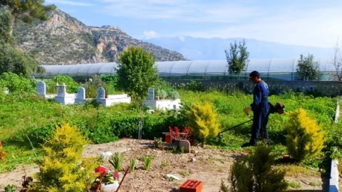 Demre'de Mezarlık Bakım Çalışmaları Devam Ediyor