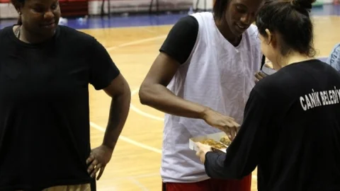 Genç'ten Beşiktaş Maçı Öncesi Basketbol Takımına Baklava Dopingi