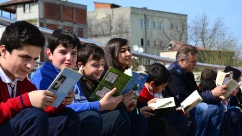 Öğrenciler Sapanca Meydanında Kitap Okudu