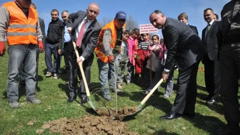 Protokol Mensupları Öğrencilerle Birlikte Fidan Dikti