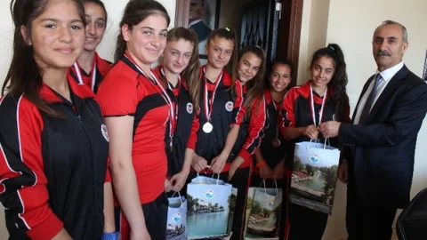 Arsuz'da Voleybol Takımı Başarıyı Kutladı