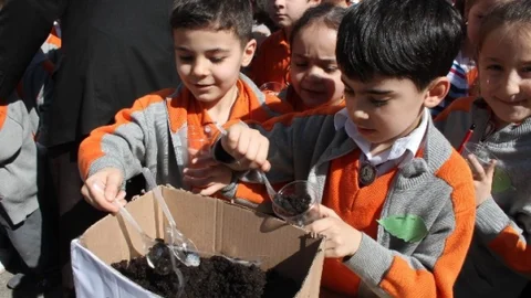 Ünye'de Öğrenciler Tohum Dikti