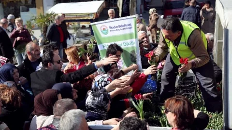 Samsun'da Fidan Dağıtımı İzdihamı
