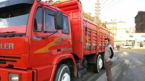 Tomruk Yüklü Kamyon Devrildi