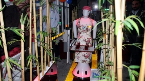 Konya'da Robot Garson Hizmete Girdi