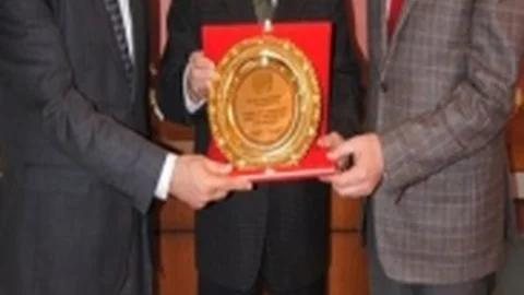 Özkan'a Kızıltepe'den Plaket Verildi