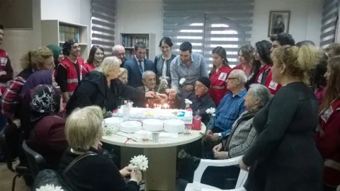 İzmit'te Öğrencilerden Emekli Ziyareti