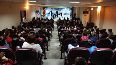 Minik Öğrencilere Tiyatro Gösterisi