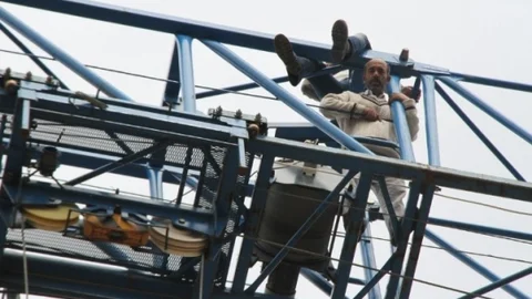 Akhisar'da Stadyum İnşaatında İntihar Girişimi