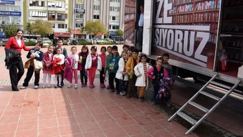 Aliağa'da Gezici Kütüphane Etkinliği