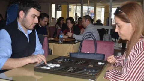 Kocaeli'de Avukatlar Tavlada Yarıştı