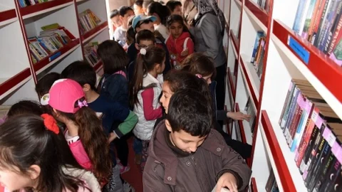 Aliağa'da Gezici Kütüphane Etkinliği