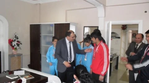 Yunak'ta Halter Başarısı Ödüllendirildi