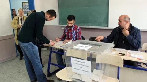 İzmir'de CHP Ön Seçimi Yapılıyor