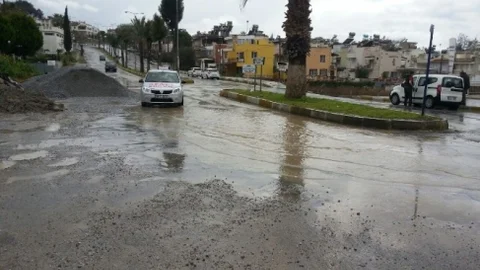 Kuşadası'nda Sağanak Yağış Etkili