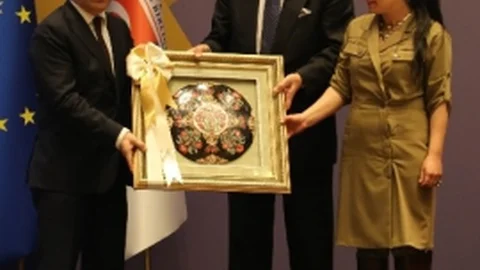 Adana'da Bakan Bozkır'a Tablo Hediyesi