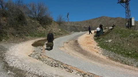 Adıyaman'da Köylüler Yolu Onarıyor