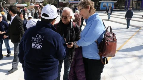 Eyüp'te Öğrenciler Turistlere Rehberlik Yapıyor