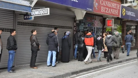 Balıkesir'de Eczane Kuyruğu Sorunu