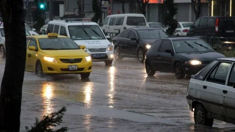 Bursa'da Sağanak Yağmur Etkili Oldu