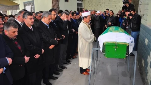 Bülent Arınç Manisa'da Cenazeye Katıldı