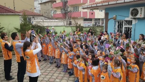 Minik Öğrenciler Fidan Dikti
