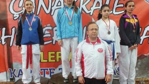Kocaeli Karatecileri Sakarya'da Başarıyla Döndü