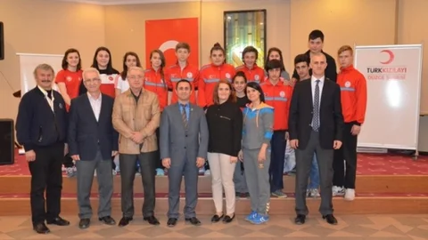 Düzce Kızılay Sporcuları Destekledi