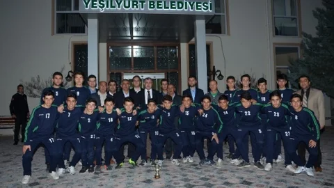 Yeşilyurt'ta U-17 Şampiyonluğu Kutlandı