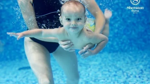 Bursa'da Bebekler Yüzme Öğreniyor