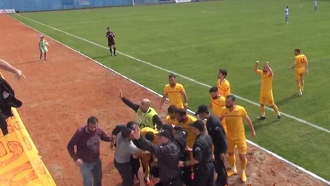 Göztepe Futbolcusu Taraftarın Hayatını Kurtardı