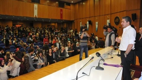 Erkan Petekkaya'ya Öğrenci İlgisi