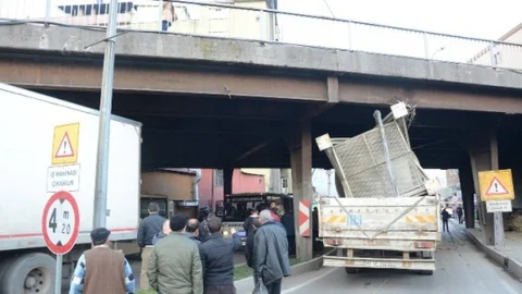 Zonguldak'ta TIR Sıkıştı