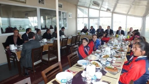 Gölkaşı Hentbol Takımı'na Destek Ziyareti
