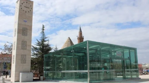 Kırşehir'de Yeni Saat Kulesi Açıldı