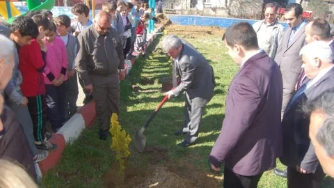 Çanakkale'de Öğrenciler Fidan Dikti