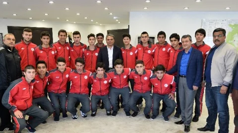 Muratpaşa'da Şampiyon Futbol Takımına Ziyaret