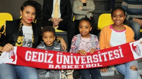 Lionell Chalmers ve Oğlu Tüm Dikkatleri Üzerine Çekiyor