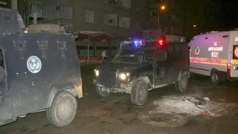 Diyarbakır'da Mobese Direğine Çıkan Kişi Kurtarıldı