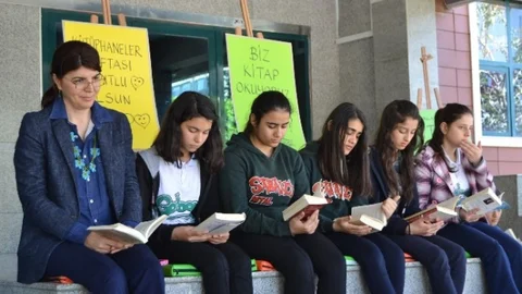 Adana'da Öğrenciler Kitap Okudu
